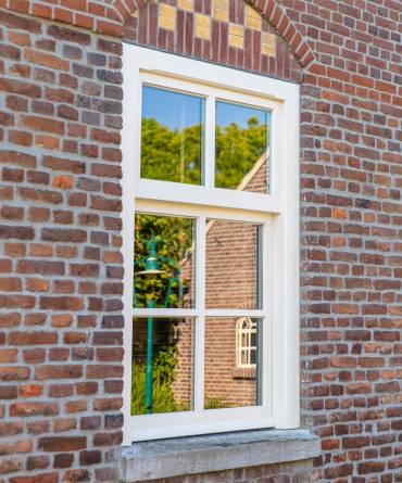 Kozijn met verticale schuifraam