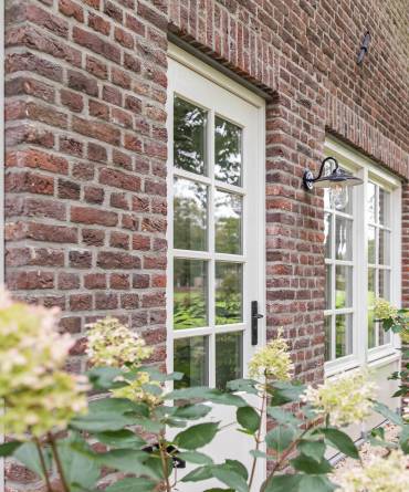 Raam met houten borstwering